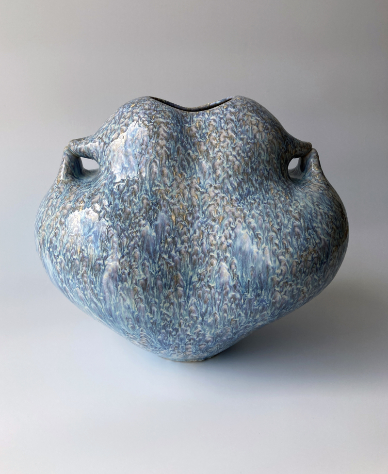 Блакитна ваза з защипами